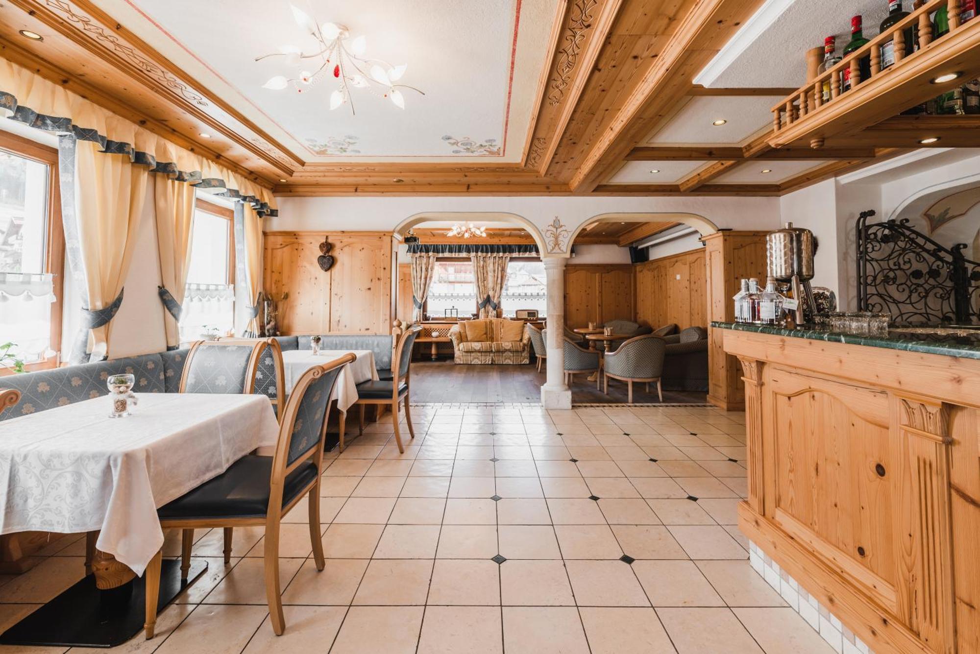 Hotel Arnika Pozza di Fassa Exteriér fotografie